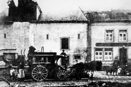 Mit Postkutschen wie diesen ging es 1875 los
