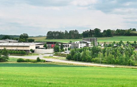 Der weithin sichtbare Firmensitz am Ortseingang von Canach