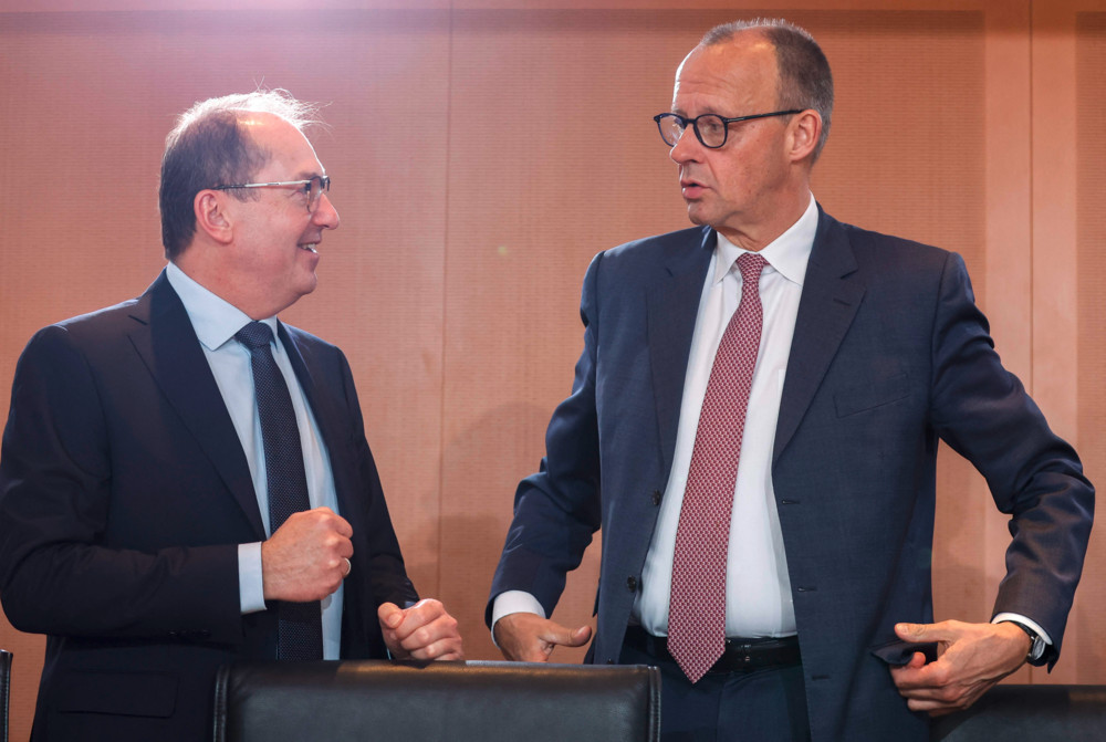 Deutschland / Wie Merz und Dobrindt weitere Zurückweisungen trotz Gerichtsurteil rechtfertigen