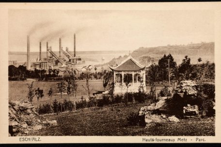 1912 errichteten André Koch, Paul Flesch und der Verschönerungsverein den neuen Escher Stadtpark als grüne Lunge inmitten einer industriellen Umgebung (im Hintergrund die modernisierte Metzeschmelz und der Tagebau am Lallengerbierg)