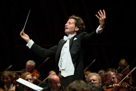 Abschied von Gustavo Gimeno / Der scheidende Dirigent zeigt sich glücklich und zufrieden über seine zehn Jahre beim Luxembourg Philharmonic