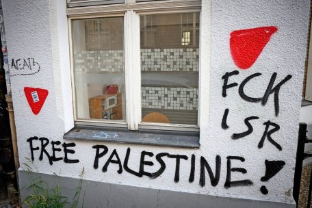 An zahlreichen Häusern von Berlin-Neukölln, unter anderem an der Begegnungsgaststätte Bajszel, sind rote Dreiecke, ein Zeichen der Hamas, und andere antisemitische und propalästinensische Parolen gesprüht