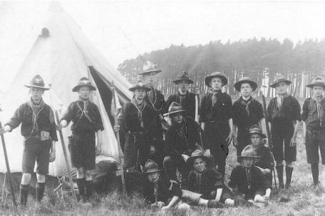 Eine Gruppe Pfadfinder im Camp Brownsea Island im Jahr 1907