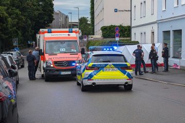 Passau / Autofahrer fährt in Menschengruppe – Ermittler vermuten Beziehungstat