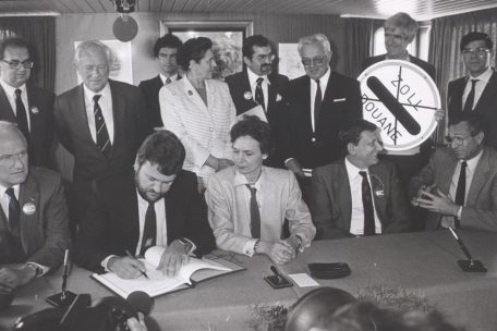 14. Juni 1985: Staatssekretär Robert Goebbels unterzeichnet den Vertrag von Schengen an Bord der Marie-Astrid