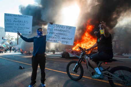 Demonstranten setzten Autos in Brand und lieferten sich Auseinandersetzungen mit Sicherheitskräften in Los Angeles
