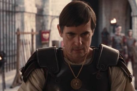 Claes Bang als Pontius Pilatus