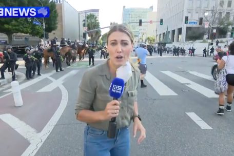 Ein am Montag zur Verfügung gestelltes Bild der „9News US“-Korrespondentin Lauren Tomasi, bevor sie von einem Gummigeschoss getroffen wird, das von einem Polizisten während der gewalttätigen Proteste in Los Angeles abgefeuert wurde