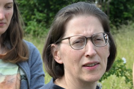 Simone Schneider ist promovierte Botanikerin bei Sicona und hat das Projekt „Wëllplanzesom“ mitbegründet