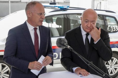Innenminister Gerhard Karner (l.) und Knazler Christian Stocker auf einer Pressekonferenz nach dem Amoklauf
