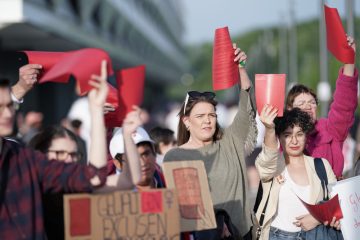 Länderspiel gegen Irland / Kritik an FLF reißt nicht ab: Rund 100 Menschen demonstrieren am Dienstag vor dem Stadion in Luxemburg