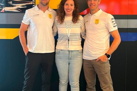 Gute Laue nach dem Tagblatt-Interview: Unsere Korrespondentin mit ihren zwei Interviewpartnern J. Button (l.) und S. Bourdais