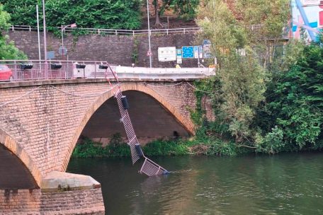 Am Tag nach dem Unfall sind die Schäden an der Brücke noch deutlich zu sehen