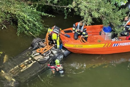 Grenzbrücke / Auto stürzt bei Wasserbilligerbrück in die Sauer: Fahrer stirbt im Krankenhaus
