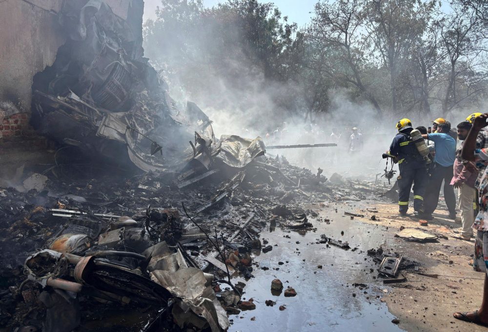 242 Menschen an Bord / Passagierflugzeug stürzt im Westen Indiens ab – Offenbar keine Überlebenden