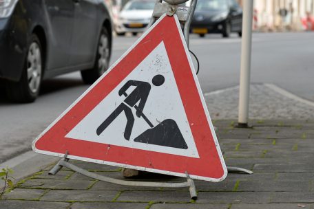 Austausch von Straßenlaternen / Fahrer müssen in kommenden Tagen mit Verkehrsbehinderungen in Differdingen rechnen