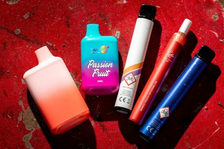 Die Frucht der Verlockung: Die Tabakindustrie hat mit bunten Einweg-Vapes neue Wege gefunden, Nikotinprodukte an den Mann oder die Frau zu bringen