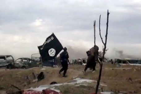 IS-Kämpfer laufen 2019 mit einer IS-Flagge. Das Bild ist ein Screenshot aus einem Video der Amaq News Agency, dem Medienarm des Islamischen Staates. Dem soll auch Steve Duarte angehört haben.