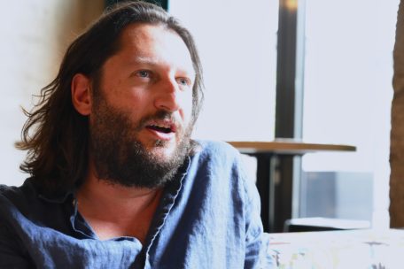 Autor Ian De Toffoli im Gespräch / Deshalb schreibt er in „Léa ou la théorie des systèmes complexes“ über die Klimakrise, Gender und Dominanz