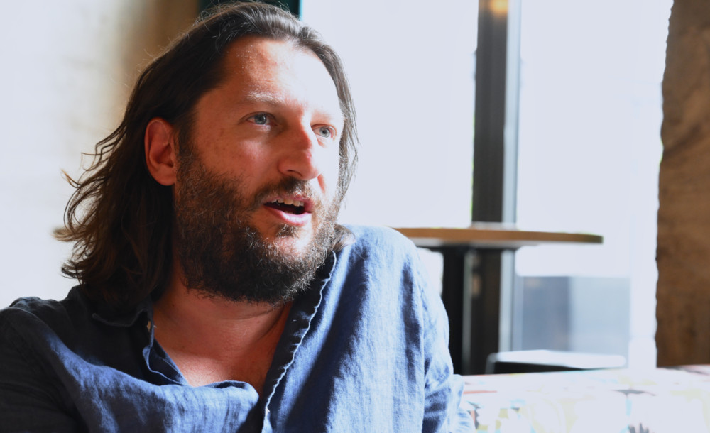 Autor Ian De Toffoli im Gespräch / Deshalb schreibt er in „Léa ou la théorie des systèmes complexes“ über die Klimakrise, Gender und Dominanz