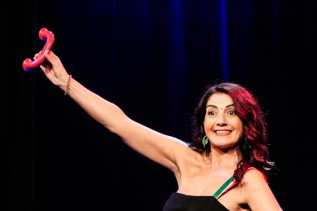 Au Carlitos Comedy Club / Interview avec l’humoriste Roberta Cecchin sur son „voyage interculturel pédagogique“ de l’Italie jusqu’au Luxembourg