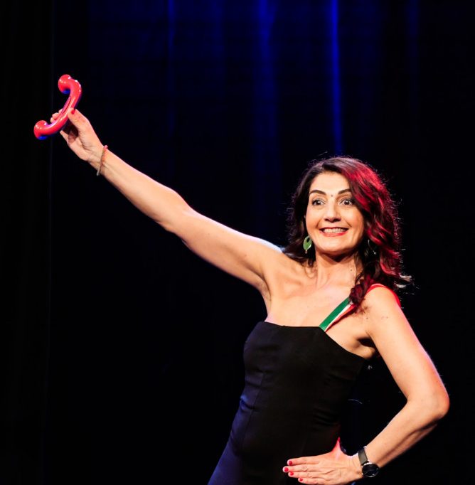 Au Carlitos Comedy Club / Interview avec l’humoriste Roberta Cecchin sur son „voyage interculturel pédagogique“ de l’Italie jusqu’au Luxembourg