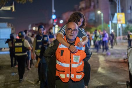 Liveticker Stand 13:06 Uhr / Krieg zwischen Iran und Israel +++ Irans Atomprogramm nicht „entscheidend geschädigt“ +++ Israel kündigt weitere Angriffe an