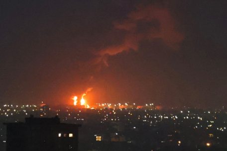 Flammen eines Feuers in der Ölraffinerie von Teheran, die sich südlich der iranischen Hauptstadt befindet, sind am 15. Juni 2025 in der Ferne zu sehen