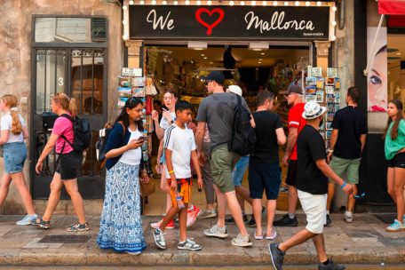 Spanien / Mallorca sagt: Es reicht – Demonstranten kapern Touristenbus