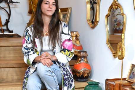 Léna setzt sich für das Upcycling von Gegenständen ein – ihre Weste wurde von einer Kollegin aus ehemaligen Gardinen gefertigt, ihr Schmuck aus beschädigten Keramik-Teilen