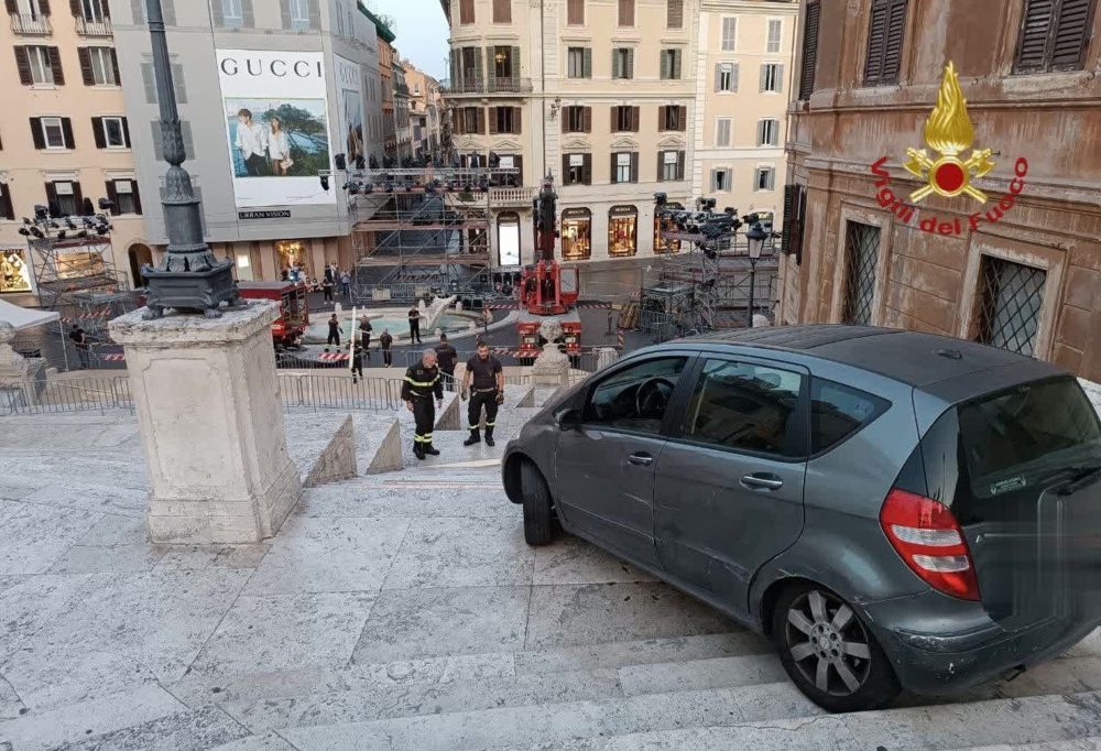 Rom / 80-Jähriger brettert mit Auto Spanische Treppe hinunter
