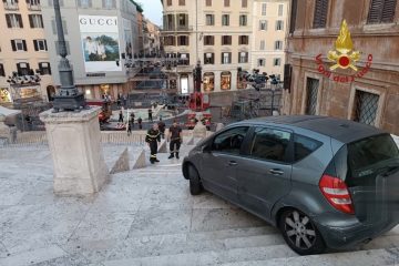 Rom / 80-Jähriger brettert mit Auto Spanische Treppe hinunter