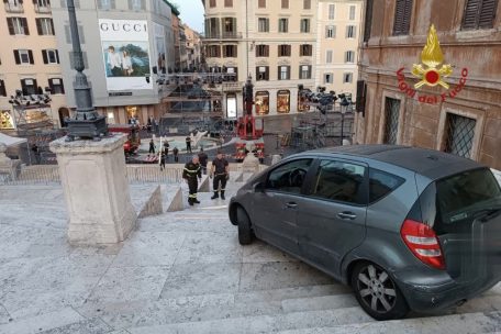 Rom / 80-Jähriger brettert mit Auto Spanische Treppe hinunter