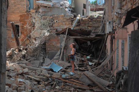 Auch Odessa angegriffen: Eine Frau steht in den Trümmern eines Wohnhauses in der ukrainischen Hafenstadt