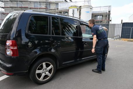 Gemeindebeamten sorgen dafür, dass die neue Straßenregelung respektiert wird