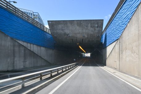 Nachdem die Straßenbauverwaltung den Abfluss gereinigt hatte, konnten Wasser und Verkehr am Montag zur Mittagsstunde wieder fließen
