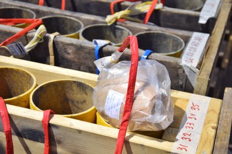 Die einzelnen Produkte sind sorgfältig beschriftet. Die in Plastik eingehüllte „Peony“-Bombe wird saturnblaue „Blütenblätter“ mit gelben Sternen als „Blütenstempel“ in den Himmel schießen 