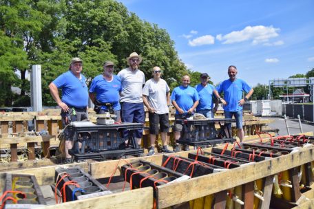 Das Aufbauteam ist an seinem Arbeitsplatz voll der Sonne ausgesetzt