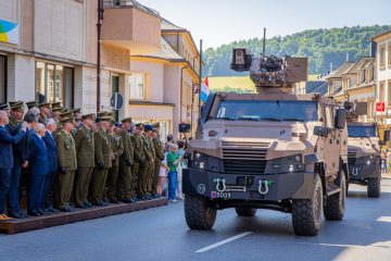 Militärparade / Neue Militärfahrzeuge fahren durch die Straßen von Diekirch