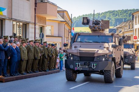 Militärparade / Neue Militärfahrzeuge fahren durch die Straßen von Diekirch