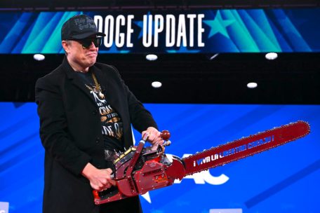 Elon Musk greift ebenfalls zur Kettensäge