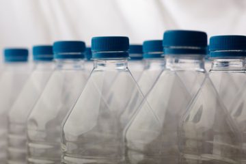 Studie aus Frankreich / Die Mikroplastikbelastung ist in Glasflaschen deutlich höher als in Plastikflaschen