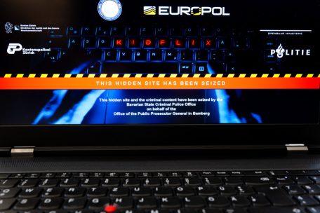 Eine symbolische Darstellung der Darknet-Plattform „Kidflix“ im bayerischen Landeskriminalamt vom 2. April. In einer gemeinsamen Aktion von Polizei und Staatsanwaltschaft mit Partnern aus über 30 Ländern gelang ein Schlag gegen Tatverdächtige auf vier Kontinenten.