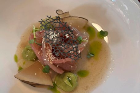 So sieht der fertige marinierte Hiramasa Kingfish (Gelbschwanzmakrele) und Yellowfin Tuna (Gelbflossenthunfisch) von Mythos Mosel aus