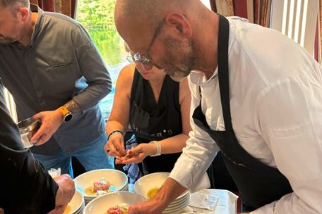 Wolfgang Becker (vorne rechts) und sein Team richten bei Mythos Mosel seinen marinierten Hiramasa Kingfish (Gelbschwanzmakrele) und Yellowfin Tuna (Gelbflossenthunfisch) an