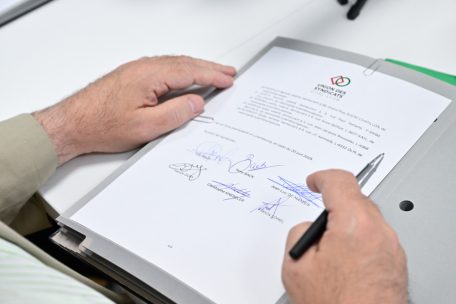 Die feierliche Unterzeichnung der Statuten. Die schönste Unterschrift hat laut Nora Back ihr Homologe Patrick Dury.