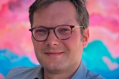 Michel Erpelding ist promovierter Völkerrechtler. Er arbeitet als Forschungsgruppenleiter am Max-Planck-Institut für Rechtsgeschichte und Rechtstheorie in Frankfurt am Main, wo er ein Projekt zur Geschichte des Völkerbundes und der Frühphase der europäischen Integration betreut.