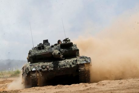 Verteidigung / Nato-Staaten einigen sich über Ausgaben-Ziel von fünf Prozent