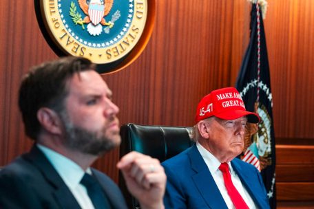 Mittlerer Osten / Trump kokettiert mit Machtwechsel im Iran