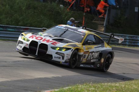 24 Stunden Nürburgring / Grello-Porsche dominiert, aber der Rowe-BMW siegt